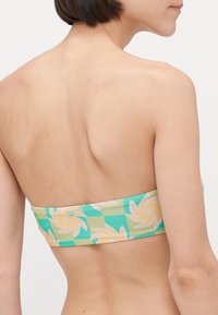 Bandeau bikini gornji dio u svijetlozelenom, karo uzorku s žutim cvjetnim dizajnom; glatka tkanina i elastična traka za udoban fit.