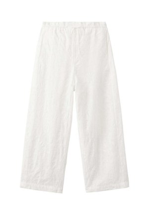 Pantalones anchos blancos con cintura elástica y sutil textura floral en la tela, exhibidos planos sobre un fondo blanco.