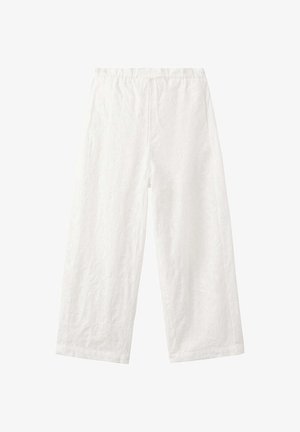 Pantalones anchos blancos con cintura elástica y sutil textura floral en la tela, exhibidos planos sobre un fondo blanco.