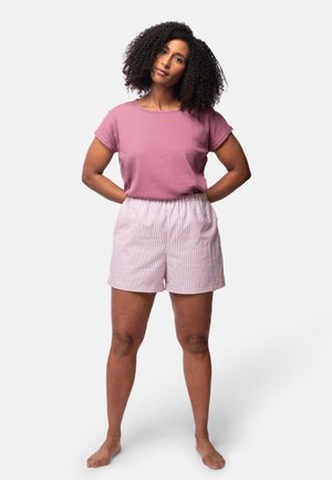 Roze geribbelde top met korte mouwen, gecombineerd met lichtroze en wit gestreepte shorts. De shorts hebben een elastische tailleband en twee zijzakken.