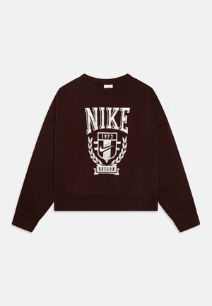 Sweat-shirt à manches longues marron foncé avec texte Nike blanc, 1972, logo Nike dans un bouclier, couronne de laurier, et bannière "Oregon" graphique sur le devant.