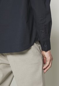 Scotch & Soda ESSENTIAL SOLID SLIM FIT - Formálna košeľa - night
