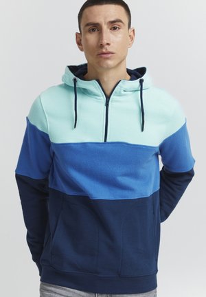Felpa con cappuccio e zip in blu chiaro, blu scuro e blu navy con tasca frontale. Realizzata in tessuto morbido con un design a blocchi di colore.