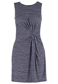 Vestido sin mangas en gris oscuro con un patrón texturizado y jaspeado. Presenta un detalle de torsión recogida en la cintura para una forma estructurada.