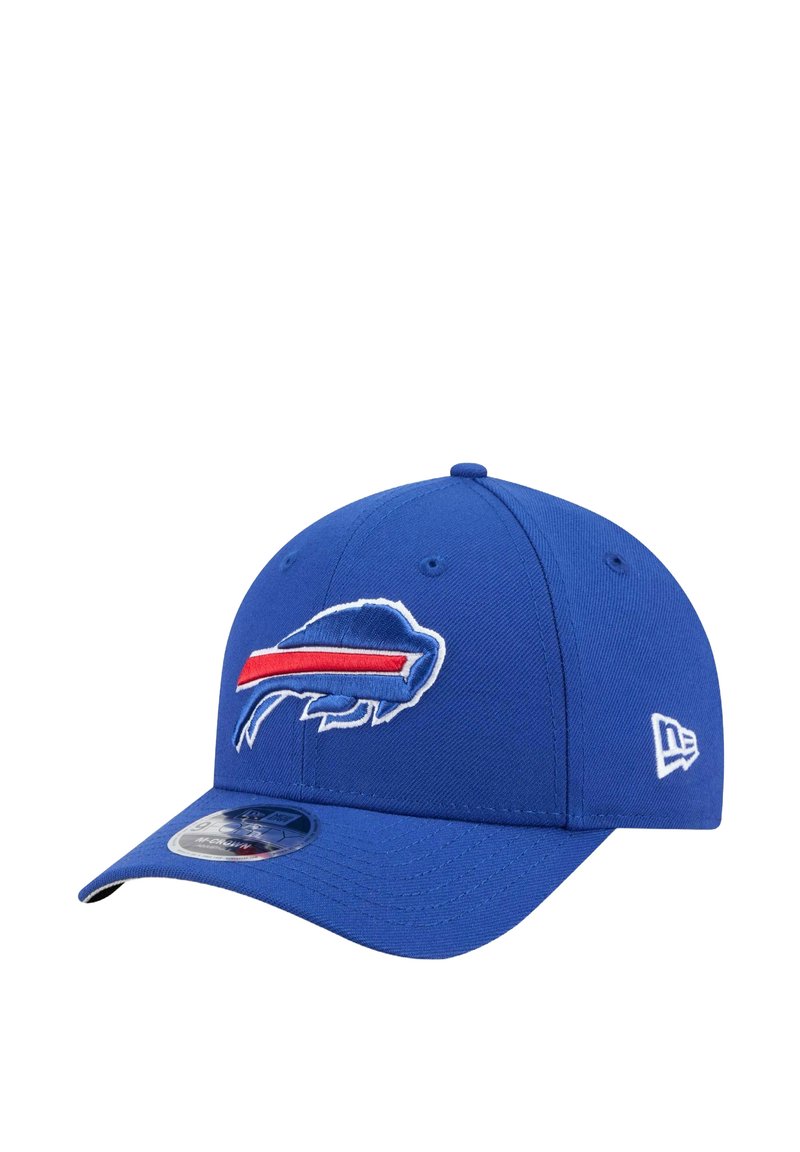 Blaues Baseball-Cap aus Stoff mit einem bestickten Büffel-Logo. Verfügt über einen roten Streifen und eine gebogene Krempe. Etiketten zeigen Größeninformationen an.