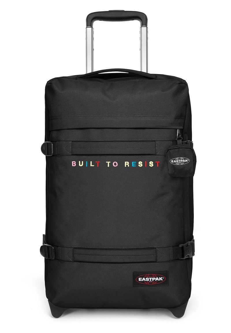 Schwarzes Gepäckstück mit einem teleskopischen Griff, verstellbaren Riemen und einem kleinen angehängten Beutel. Auf der Vorderseite prangt der multicolourierte Text "BUILT TO RESIST".