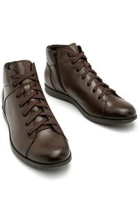 Brązowe skórzane buty typu high-top o gładkim wykończeniu, z tradycyjnymi sznurówkami i bocznym zamkiem błyskawicznym dla łatwego zakładania.