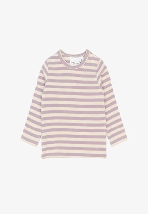 Koszula z długim rękawem w pastelowe fioletowe i białe paski, z okrągłym dekoltem i dwoma zatrzaskami na ramieniu. Teksturowana, prążkowana tkanina.