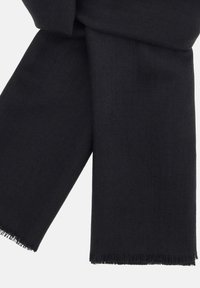 Črn pleteni šal z gladko teksturo, s frfotastimi robovi in pravokotno obliko, idealen za toploto in vsestranskost.