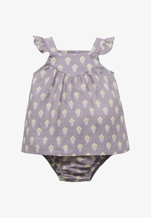 Violetti puuvillamekko, jossa on hihnat ja röyhelökoristeita. Ominaisuutena on lehvämalli keltaisena ja vihreänä. Pehmeä, kerätty hame kiinnitettyjen shortseiden päällä.