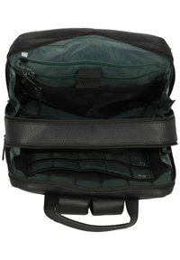 Mallette en cuir noir avec une finition texturée. L'intérieur est doublé de tissu vert, avec des compartiments et des poches zippées pour l'organisation.