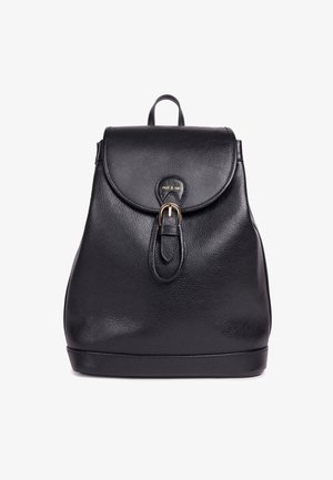 Schwarzer Leder-Rucksack mit abgerundetem oberen Ende, goldener Hardware-Schnalle, strukturiertem Material und einem einzelnen oberen Griff. Markenlogo auf der Vorderseite angebracht.