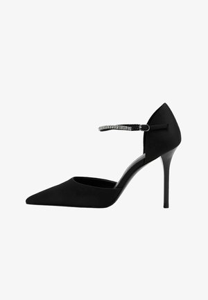 Pantof negru cu toc înalt, cu vârful ascuțit, design elegant, material asemănător satinului și o curea pentru glezna decorată cu mici strasuri.