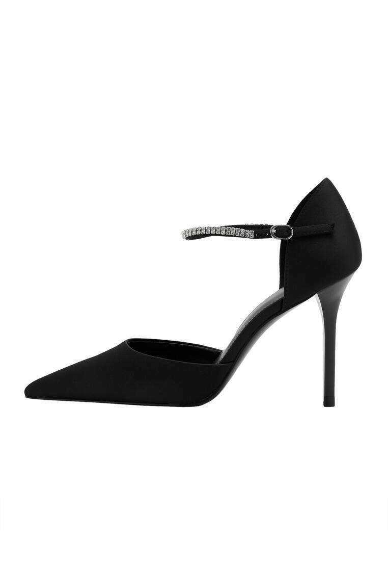 Scarpa nera con tacco alto, dalla punta affusolata, design elegante, materiale simile alla seta e cinturino alla caviglia decorato con piccoli strass.