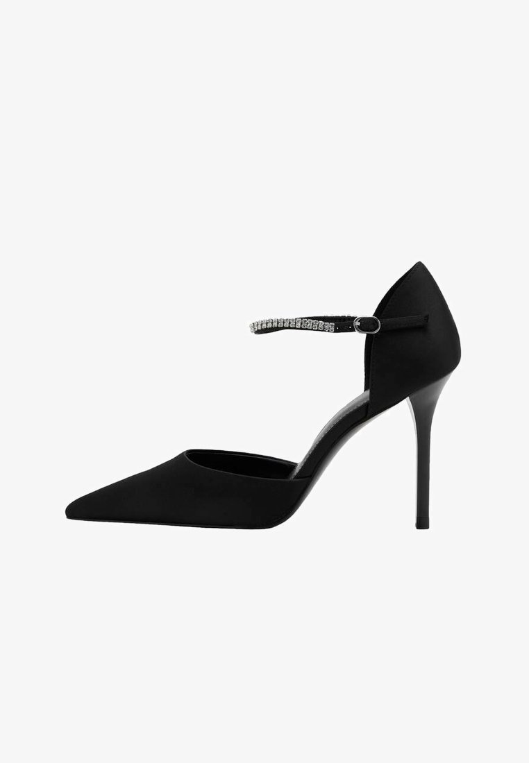 Scarpa nera con tacco alto, dalla punta affusolata, design elegante, materiale simile alla seta e cinturino alla caviglia decorato con piccoli strass.