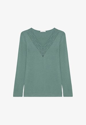 Langsleeve top in gedempt groen met een V-hals en kantdetails langs de halslijn. Zachte stof met een gladde textuur.