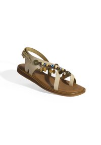 Beige leren sandaal met decoratieve kraaltjes en bedels, open ontwerp, enkelbandje en bruine zool met gestikte rand.