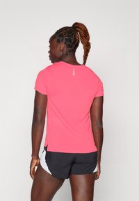Under Armour LAUNCH - Športne majice - fluo pink/reflective