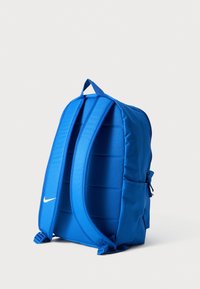 Kék Nike hátizsák párnázott vállpántokkal, cipzáros zsebbel és texturált anyaggal. Az elején diszkrét logó található.