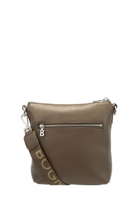 Brun läder crossbody-väska med strukturerad yta, justerbar rem med "BOG" i guld och framficka med dragkedja i silverfärgade detaljer.