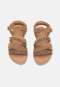Brune semskede sandaler med leopardmønstret detaljer, der har flere stropper og en gylden spænde. Glat beige indersål; flad gummisål.