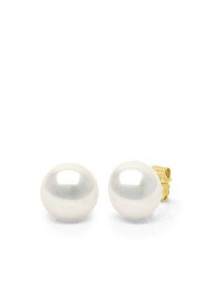 Boucles d'oreilles clous en perles blanches rondes avec fermoirs papillon en or sur fond blanc.