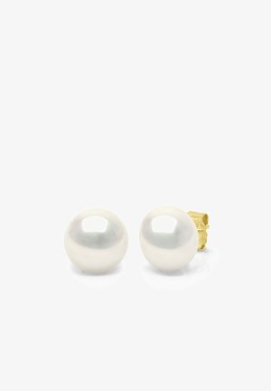 Ronde witte parel oorstekers met gouden vlinder sluitingen op een witte achtergrond.