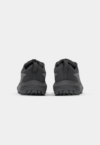 Baskets de sport noires avec un dessus texturé, dotées d'un capuchon renforcé, d'un col rembourré et d'une semelle extérieure robuste pour une meilleure adhérence.