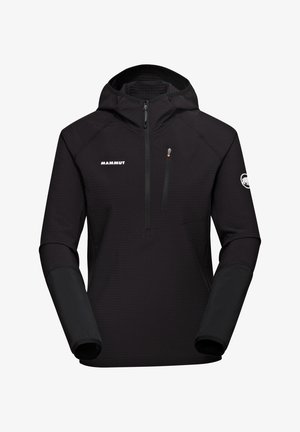 Czarna kurtka Mammut z kapturem, z zamykaną na zamek kieszenią na piersi, teksturowanym korpusem i gładkimi rękawami, które tworzą kontrastowy design.