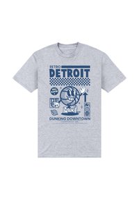 Šedé bavlněné tričko s modrým grafickým textem "RETRO DETROIT" a obrázky usmívajícího se basketbalu a hráče, s různými ikonami níže.