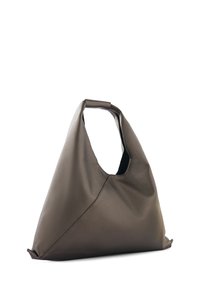 Borsa a tracolla in pelle marrone con design morbido, caratterizzata da un ampio manico intagliato e una superficie testurizzata, di forma approssimativamente triangolare.