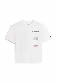 T-shirt in cotone bianco con marchio "TOMMY HILFIGER" in testo nero e rosso, collo rotondo, maniche corte e vestibilità rilassata.