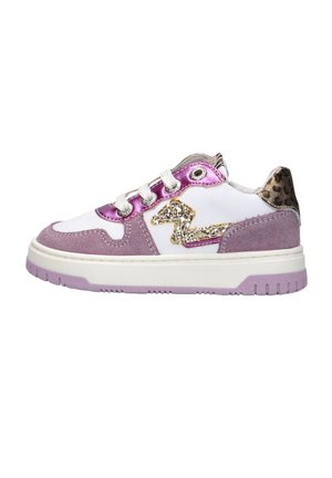 Niedriger Sneaker mit weißer Basis, violetten Veloursakzenten, metallisch-violetten Ösen, glitzerndem goldfarbenem Blitz-Design und Leopardenmuster-Fersenschlaufe.