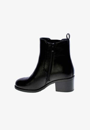 Stivaletto in pelle nera con cerniera laterale, tacco a blocco e maniglia sul retro.