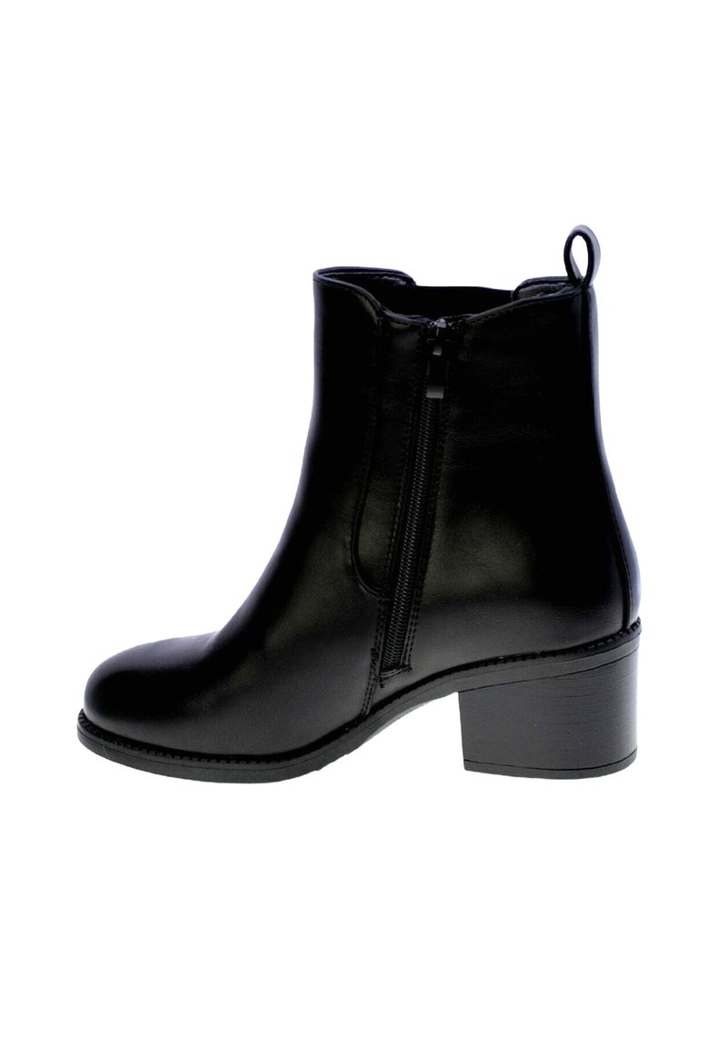 Stivaletto in pelle nera con cerniera laterale, tacco a blocco e maniglia sul retro.