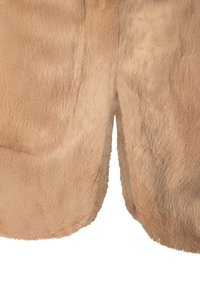 Tan-Faux-Fellstoff mit einer weichen Textur, der einen glatten Glanz und einen subtilen, kurzen Flor aufweist. Die Kanten sind abgerundet und sauber geschnitten.