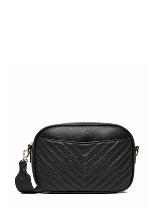 Bolso bandolera de cuero negro con textura, costuras en forma de chevron, bordes redondeados y correa de tela ajustable con herrajes dorados.