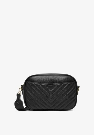 Bolso bandolera de cuero negro con textura, costuras en forma de chevron, bordes redondeados y correa de tela ajustable con herrajes dorados.