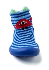 Chausson hybride pour enfants avec des rayures bleu et blanc, un design de monstre rouge avec un œil, et des accents verts duveteux en haut.