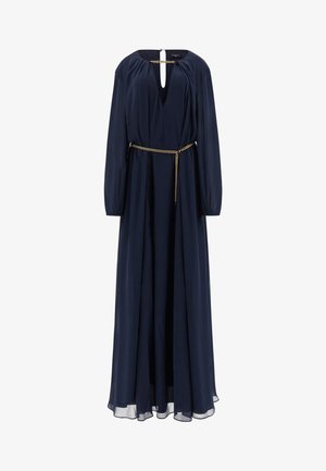 Robe longue bleu marine à manches longues avec encolure froncée, décolleté en V profond et fine ceinture chaîne dorée à la taille et à la fermeture du cou.
