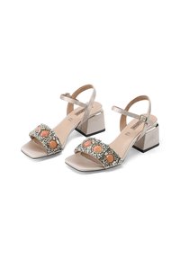 Sandali con tacco a blocco beige, dotati di una cintura decorativa con ornamenti arancioni e argentati, punta quadrata e cinturini alla caviglia.