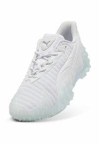 Valkoinen tennari, jossa on verkkomateriaali päällisessä ja kumipohja. Sisältää teksturoidut yksityiskohdat, pehmustetun kauluksen ja nauhallisen sulkemisen vahvistetuilla silmukoilla.