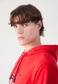 GANT PRINT HOODIE - Jersey con capucha - bright red
