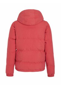 Rode gewatteerde jas met capuchon, voorzien van een getailleerde taille en elastische manchetten. De stof heeft een gladde textuur en een effen kleur zonder patronen.