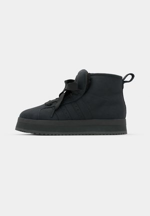 Svarte høyhælte sneakers med en myk semsket finish, snøring, accentuert av tre sidedekorer og en solid gummisåle.