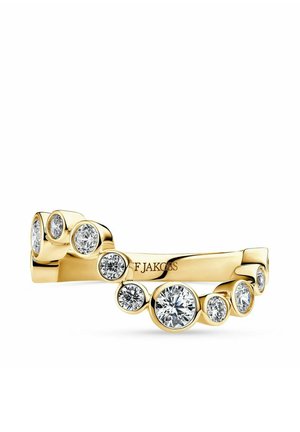 Guld ring med flere runde diamanter i forskellige størrelser sat i et forskudt mønster rundt om båndet.