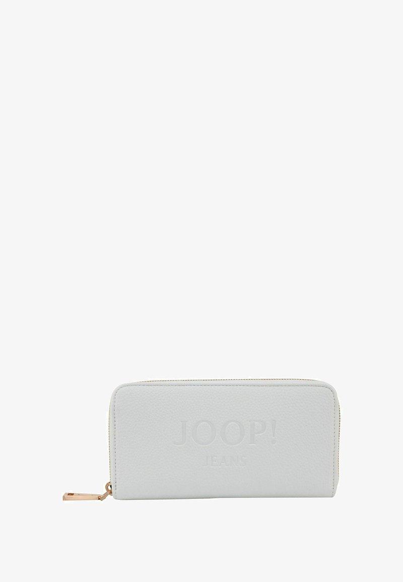 Portefeuille en cuir blanc avec logo embossé "JOOP! JEANS", fermeture éclair dorée et surface texturée. Forme rectangulaire avec bords arrondis.