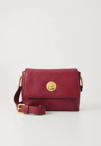 Τσάντα ώμου από δέρμα βουργουνδί με υφή, χρυσά κυκλικά μεταλλικά στοιχεία και ρυθμιζόμενο λουρί. Κλείνει με καπάκι στην κορυφή.