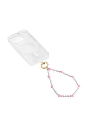 Klarer Telefonetui, befestigt an einem goldenen Ring, der einen Perlenriemen mit weißen Perlen und blütenförmigen rosa Perlen hält.