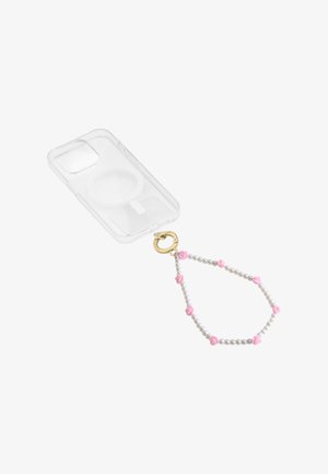 Funda de teléfono transparente con un anillo dorado que sostiene una correa con cuentas de perlas blancas y cuentas en forma de flores rosas.